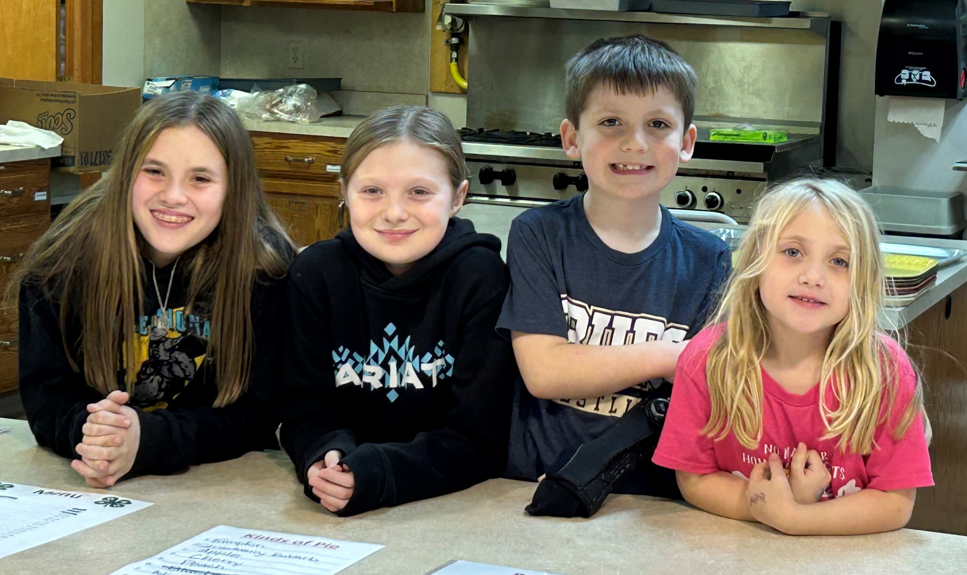 4-Hers working at the Gun Show Food Stand
